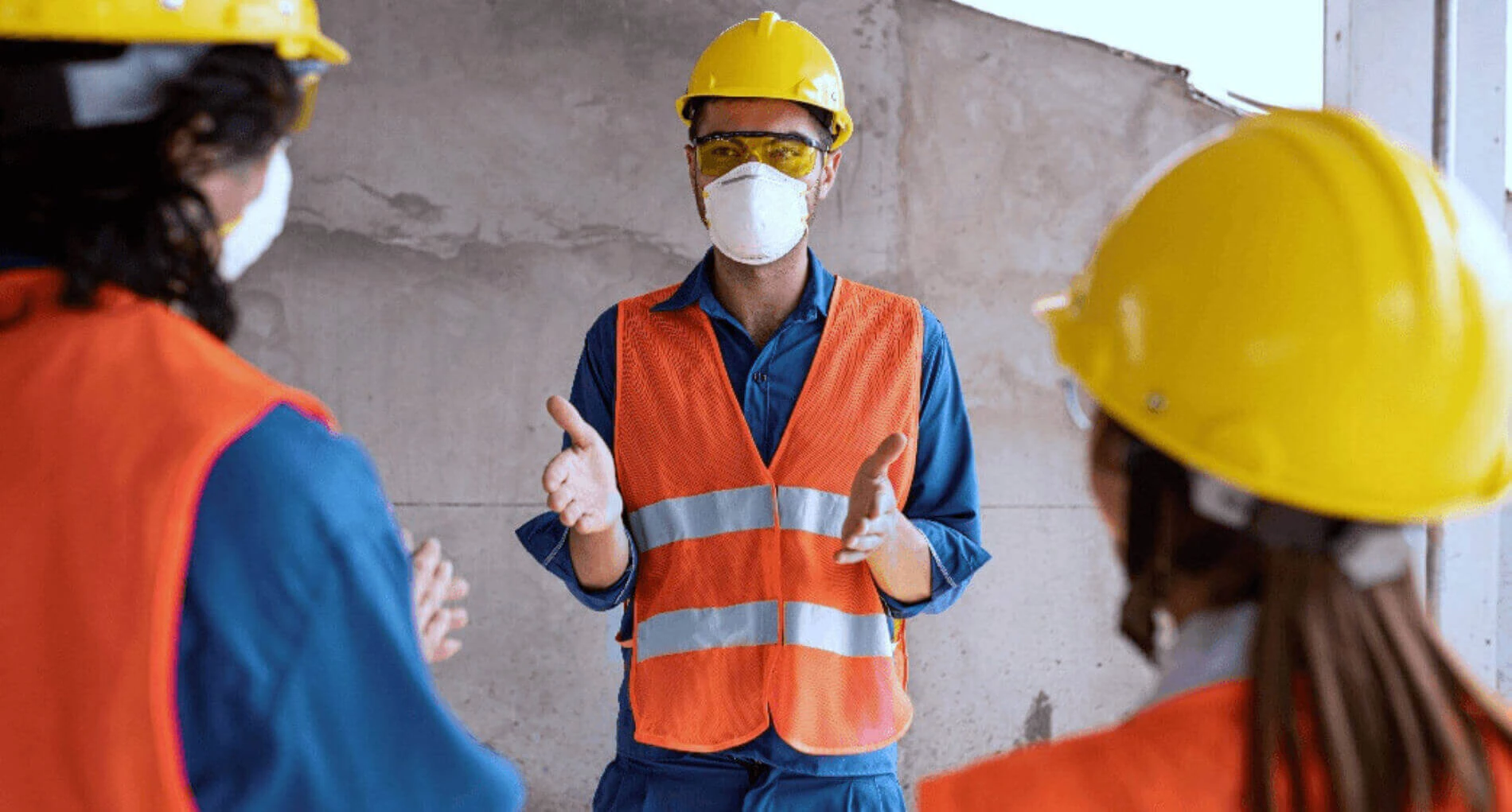 Equipo de trabajo en una capacitación de seguridad industrial